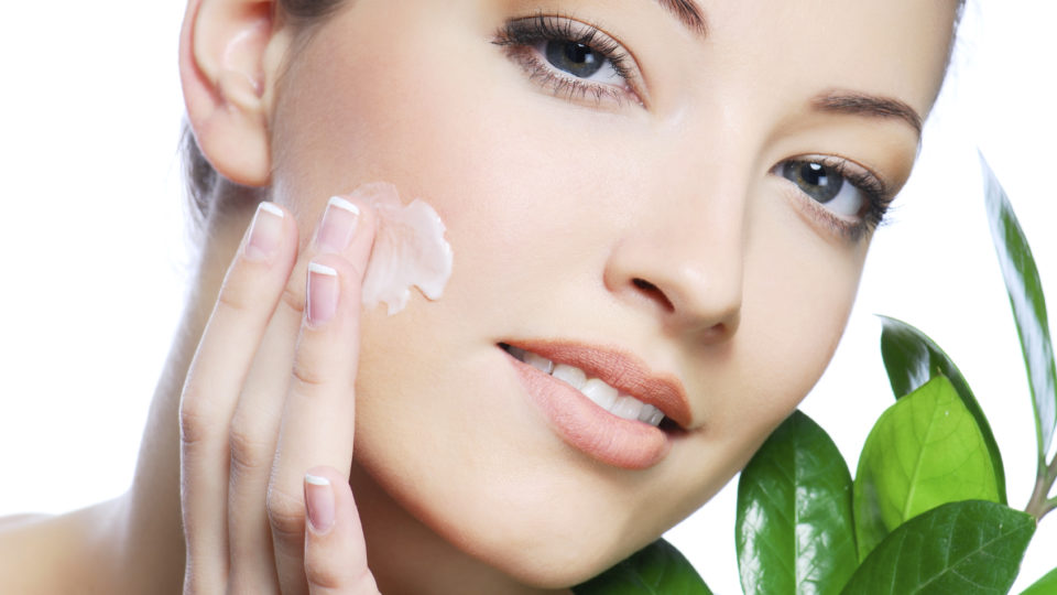 donna-cura-viso-crema